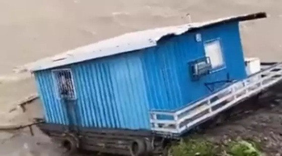 Casa em Manaus desmoronando após tempestade que atingiu o estado.