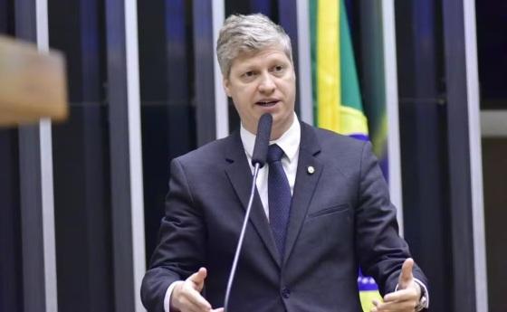 O deputado Marcel van Hattem (Novo-RS) é o autor do projeto que derruba o decreto e restabelece a não-obrigatoriedade