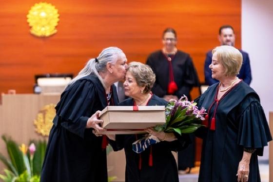 Desembargadora Graciema foi homenageada em sua última sessão no TJMT.