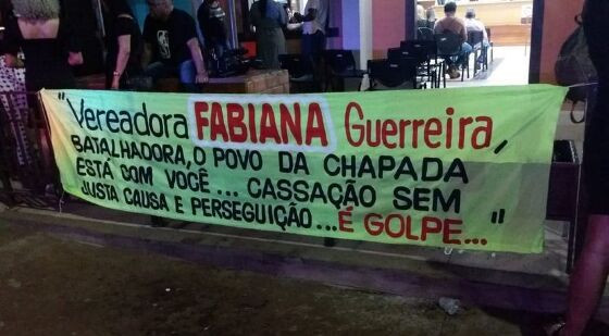 Populares lotam Câmara de Chapada dos Guimarães para acompanhar votação da cassação da vereadora Fabiana Nascimento