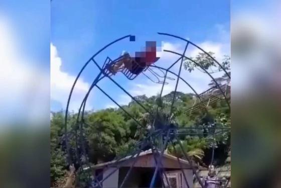 O brinquedo fica em um parque destinado para crianças e tem limite de idade até 10 anos.