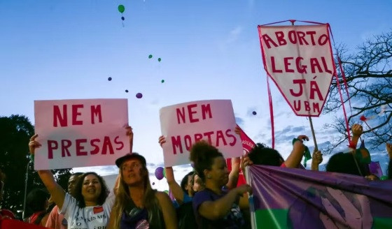 Mulheres protestam pela legalização do aborto no Brasil