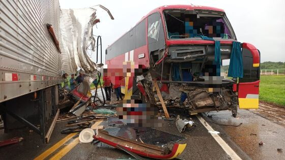 O ônibus de viagem bateu na traseira da carreta Scânia