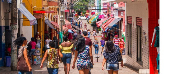 Pessoas circulando no Centro de Cuiabá