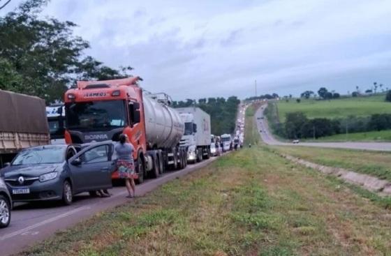 Pista está totalmente interditada e enorme congestionamento parou a rodovia