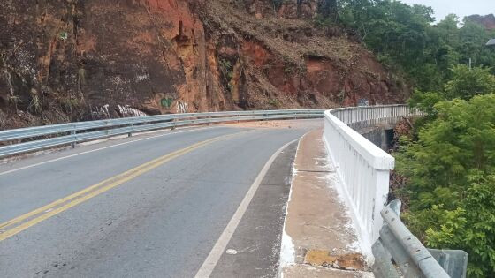 Deslizamento de terra na manhã deste sábado travou a MT-251