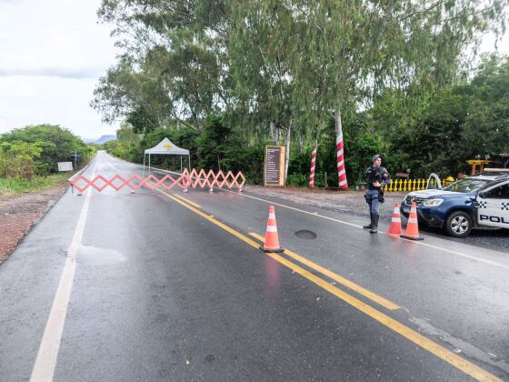 Não há previsão para liberação da pista.