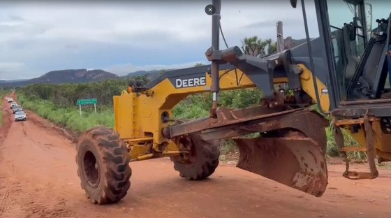 Máquinas fazem reparo na MT-246, mas chuva continuam formando atoleiros