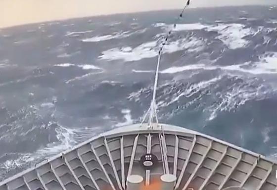 Onda monstro 'engole' cruzeiro no Mar do Norte, próximo à costa da Dinamarca