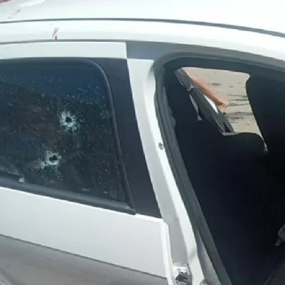 Marcas de tiro contra o carro em que estava Pit, morto na zona norte do Rio