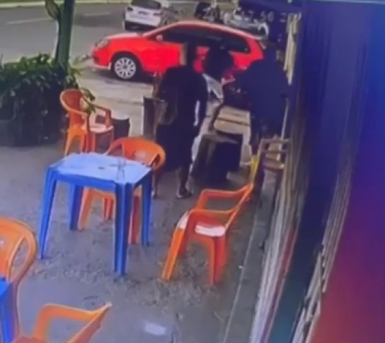 Momento em que bandido mata rival em bar