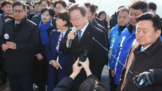 Líder do partido de oposição na Coreia do Sul, Lee Jae-myung foi esfaqueado no pescoço enquanto conversava com repórteres em Busan.