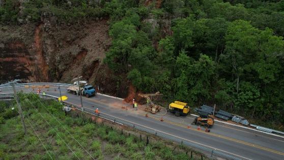 Em caso de chuva, os trabalhos são paralisados e a pista fica bloqueada.