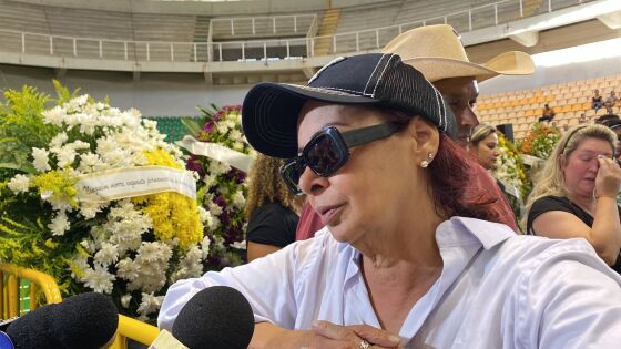 Emocionada, mãe do cantor conversou com os jornalistas.