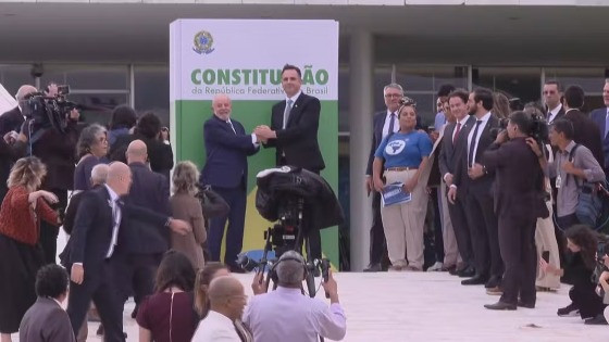 Lula e Rodrigo Pacheco posam no Congresso após ato que marca um ano dos ataques de 8 de janeiro 