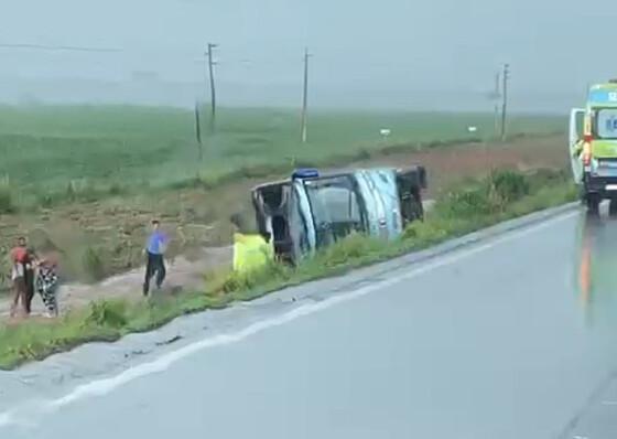 Vídeo registrado por populares que passavam pelo local mostram o veículo tombado às margens da rodovia