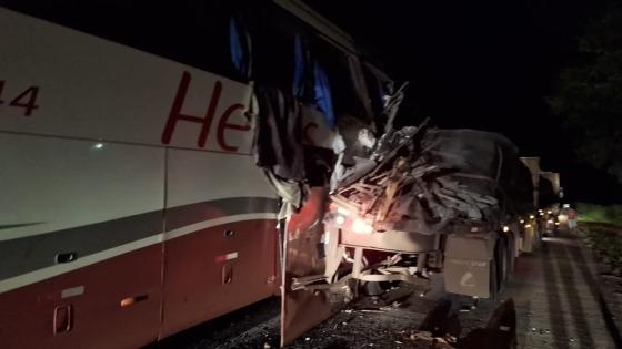 Ônibus bateu na traseira do caminhão.