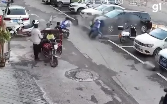 Menino é lançado por bueiro após explosão de fogo de artifício na China