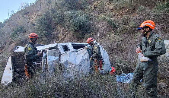 Equipe resgata mulher que despencou de desfiladeiro com carro após desviar de animal nos EUA