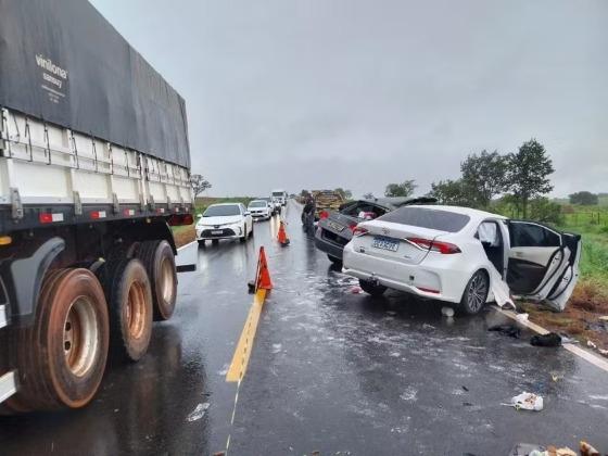 Carros ficaram destruídos com a batida.