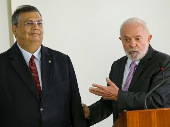 Lula ao lado de Flávio Dino durante o anúncio que oficializou a escolha de Ricardo Lewandowski para o Ministério da Justiça e Segurança Pública.