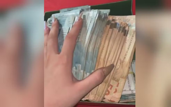 Influencer postou vídeo mostrando dinheiro que sacou em banco, em Goiânia, Goiás 