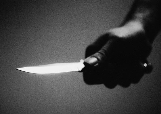 Populares falaram que viram o namorado da vítima fugindo da casa com uma faca na mão.