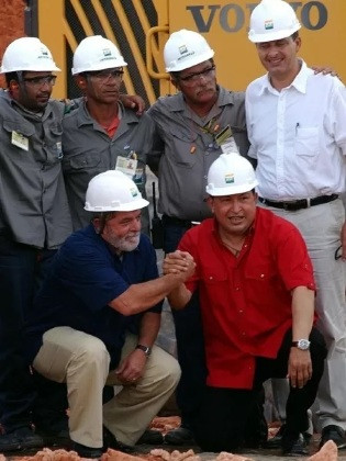 Lula com o então ditador venezuelano, Hugo Chaves, morto em 2013