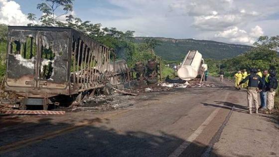 Veículos pegaram fogo após batida