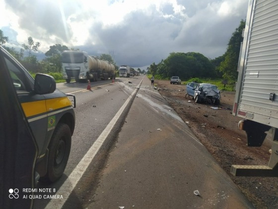 Carro ficou destruído após batida