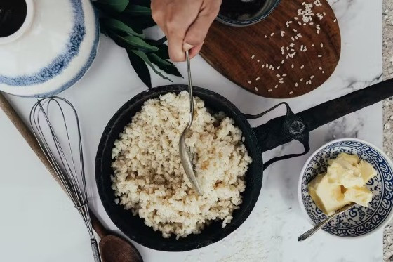 Arroz preparado deve ser guardado na geladeira logo após o consumo 