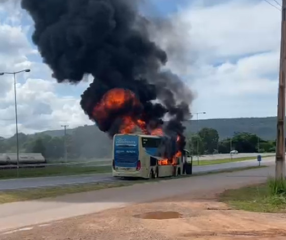 Caminhão-pipa da Prefeitura e de uma mineradora ajudaram os bombeiros