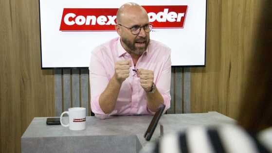 "O prefeito devia ter mais responsabilidade com o que ele divulga, porque ele ilude a população", dispara o deputado.