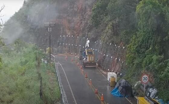 A rodovia só poderá ser reaberta após o fim da chuva, com uma vistoria feita por equipe técnica 