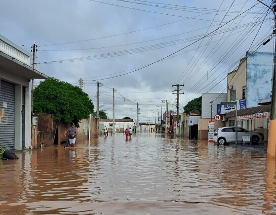 Mauro lamentou os estragos provocados pela chuva e ressaltou que o Governo do Estado está à disposição do município para ajudar no atendimento aos moradores.