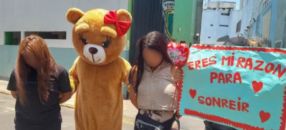 Policial se disfarça de ursinho romântico para prender suspeitas de tráfico de drogas no Peru