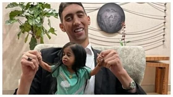 Sultan Kösen se encontrou com Jyoti Amge em evento do Livro dos Recordes nos EUA.