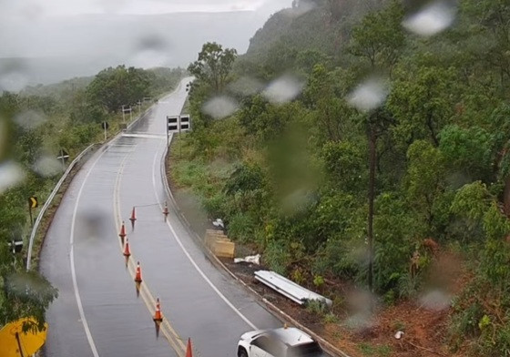 A rodovia só poderá ser reaberta após o fim da chuva.