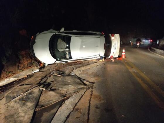 Carro bateu contra o paredão do Portão do Inferno