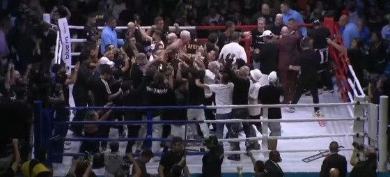 Torcida de MC Gui invadiu o ringue para comemorar