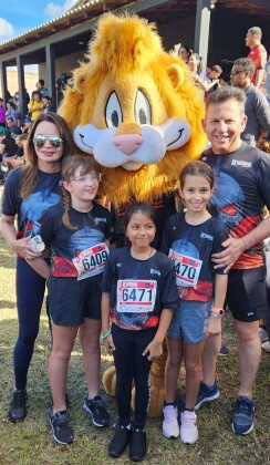 Governador levou filha e amigas para evento.