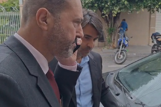 Kunze chegou e saiu do local sem dar declarações à imprensa
