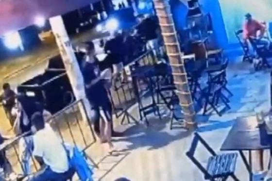Além dela, um dos donos do bar também foi morto ao tentar proteger a vítima de feminicídio.