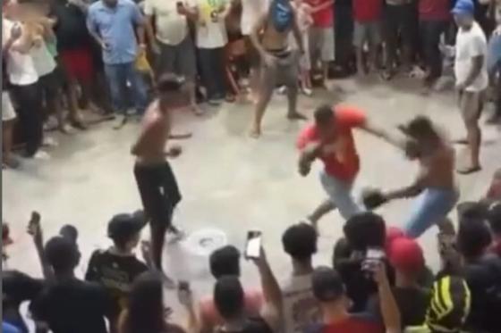 Em vez do octógono, o ringue é improvisado em um posto de gasolina.