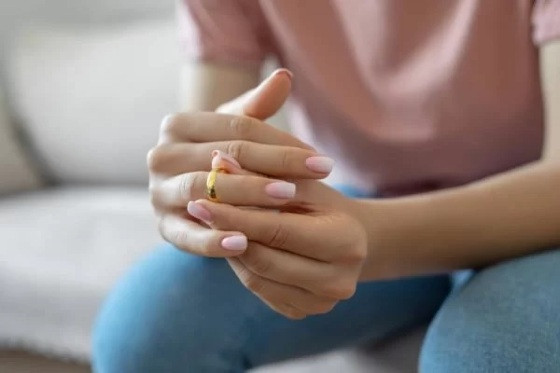 O sogro contou a mulher que o marido dela teve  um caso enquanto ela estava grávida. 