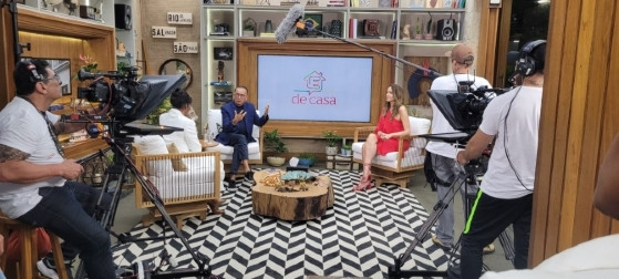  Nas imagens divulgadas pela emissora,  Adenir divide o ambiente com Galvão Bueno