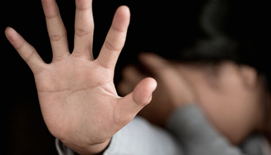A menina contou que o primo a levou para um quarto da residência, colocou a mão sobre sua boca e praticou a violência. 