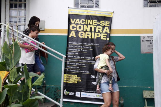 A vacina utilizada nesta campanha é trivalente, contendo três cepas de vírus em combinação.