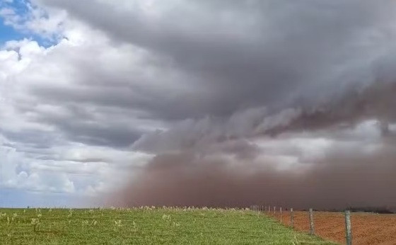 Tempestade de areia em Dourados (MS)