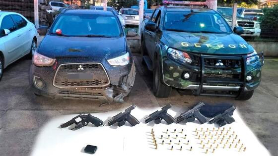 Um revólver e pistolas foram apreendidas na casa dos bandidos